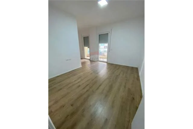 Tirane, jepet me qera apartament 3+1 Kati 1, 12.895 m² 45.000 Leke (APARTAMENT ME QIRA 3+1+2, DON BOSKO)
