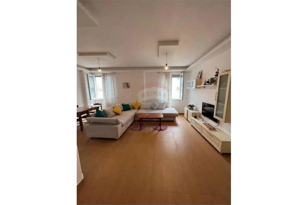 Jepet apartament 2+1 me qira ne Yzberisht , prane Amerikan 3 .