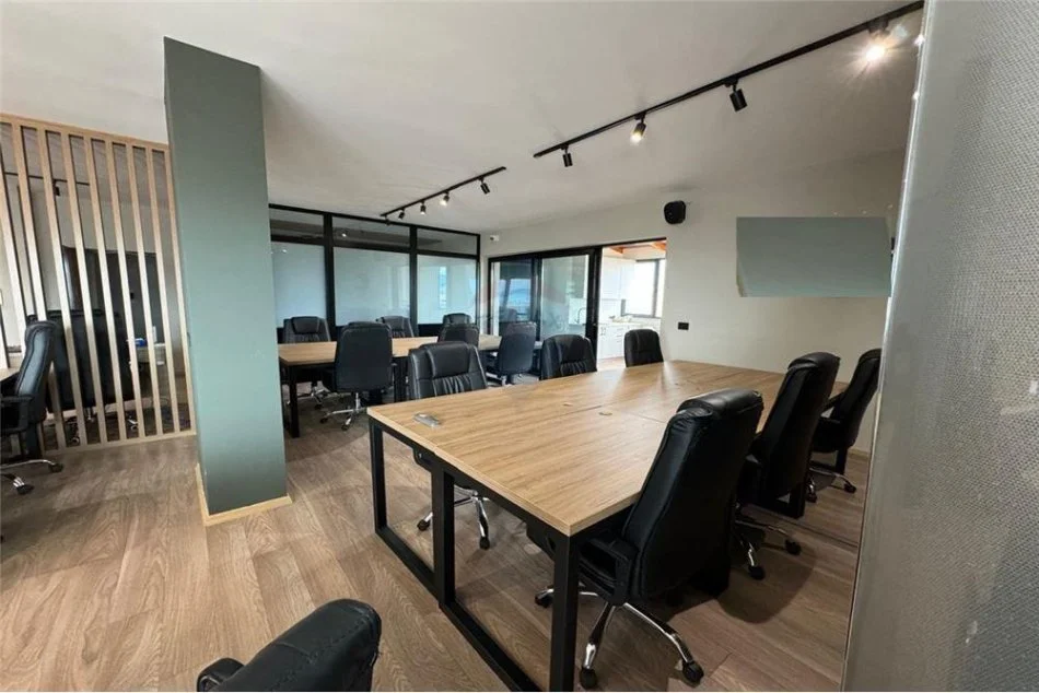 Tirane, jepet me qera zyre , Kati 10, 300 m² 3,000 € (Ambasada Polake - Mine Peza)