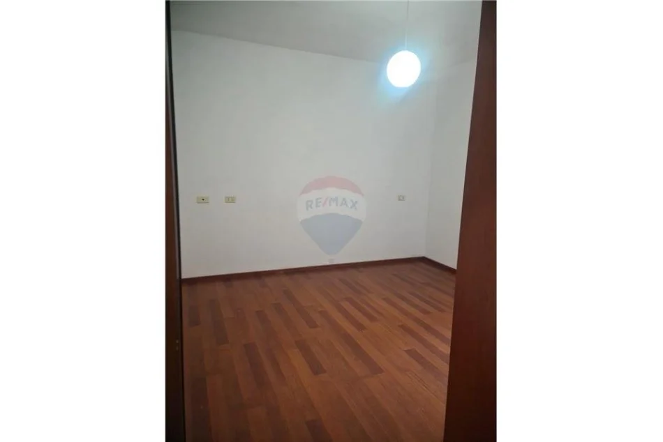 Shqiperi, jepet me qera 2+1+Ballkon , 100 m² 550 € (Bulevardi Zogu i I)