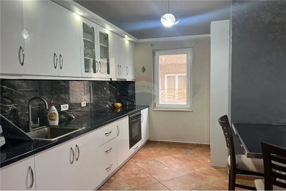 Tirane, jepet me qera apartament 2+1+Aneks , 120 m² 550 € (Liqeni i Thate)