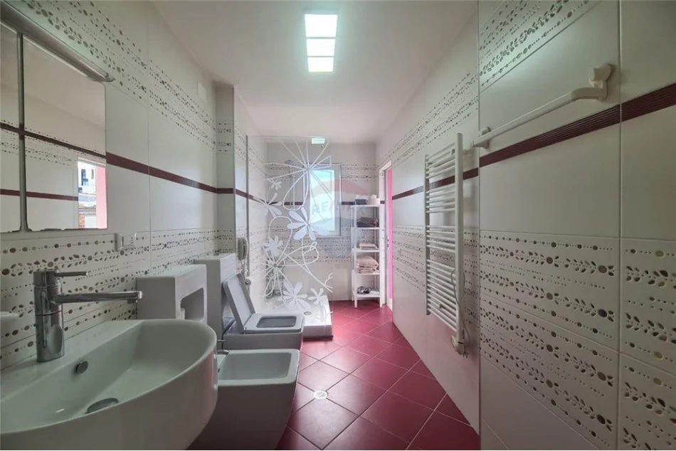 Tirane, jepet me qera 2+1 , 600 € (Myslym Shyri)