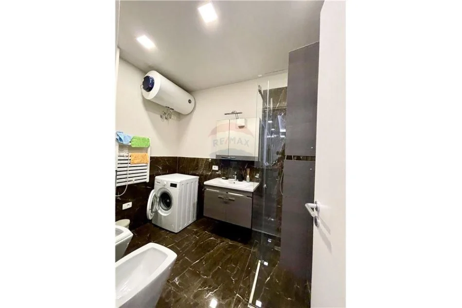 Tirane, jepet me qera 1+1+Ballkon Kati 6, 70 m² 650 € (Kompleksi Delijorgji)