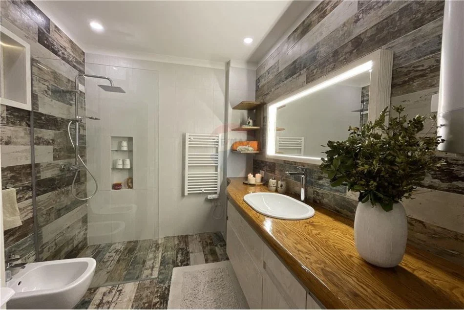 Tirane, jepet me qera apartament 2+1+Ballkon Kati 6, 110 m² 1.300 € (Kompleksi Delijorgji)