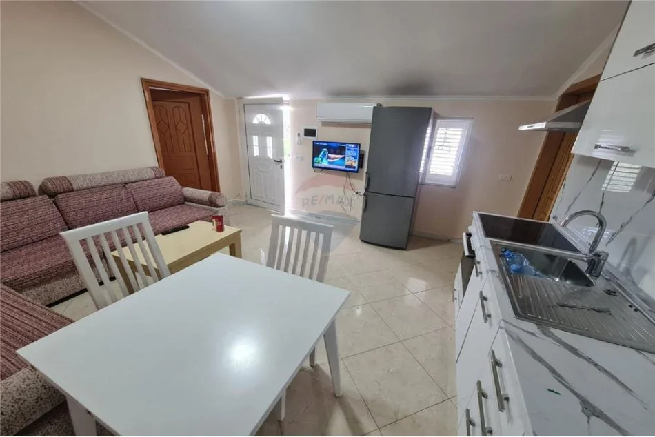 Tirane, jepet me qera apartament 1+1 , 65 m² 350 € (Rruga Aleksander Moisiu - Kinostudio)