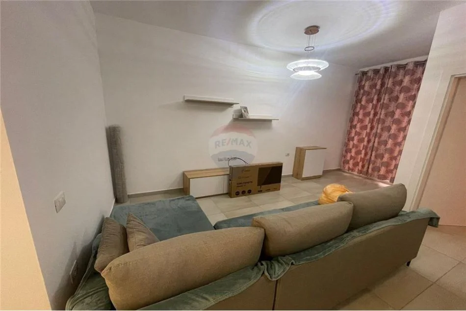 Tirane, jepet me qera apartament 1+1 Kati 1, 70 m² 450 € (Prane Xhamise - Kopshti Botanik)