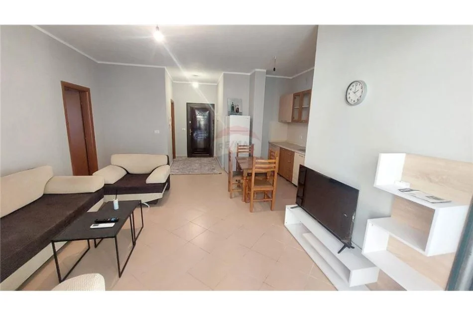 Tirane, jepet me qera apartament 1+1 , 67 m² 450 € (Rruga Bill Klinton)