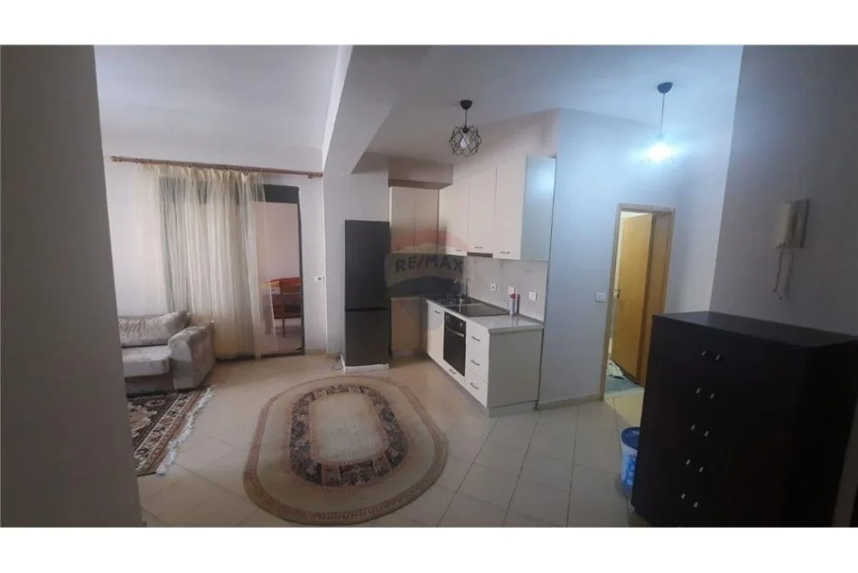 Tirane, jepet me qera apartament 2+1+Ballkon Kati 7, 91 m² 600 € (Komuna e Parisit)