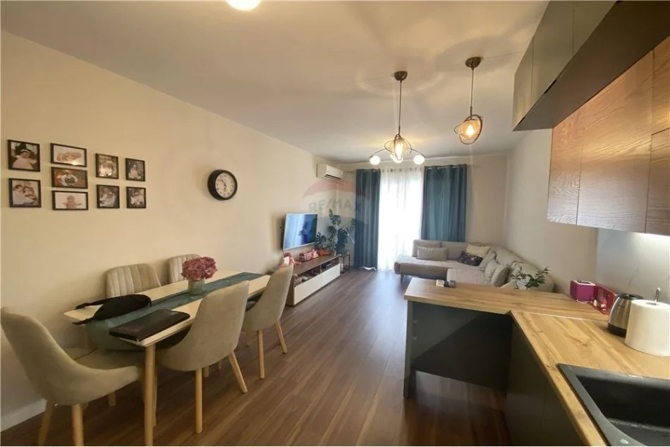 Tirane, jepet me qera apartament 2+1 Kati 2, 111 m² 800 € (Komuna e Parisit)