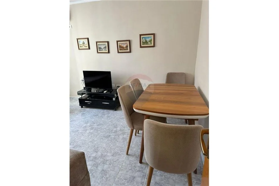 Tirane, jepet me qera apartament 1+1 Kati 5, 70 m² 500 € (Rruga e Kavajes, prane Xhamise)