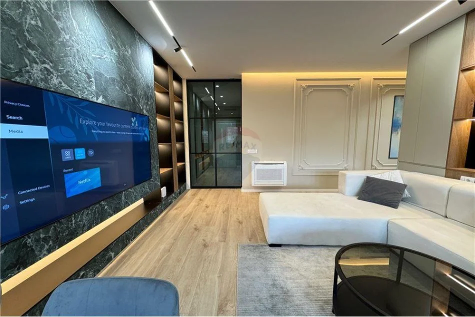 Shqiperi, jepet me qera 2+1+Ballkon Kati 8, 1.500 € (Rruga e Barrikadave, Qender)