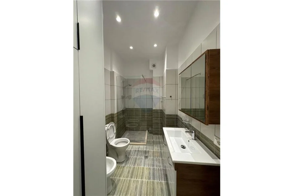 Shqiperi, jepet me qera apartament 1+1+Ballkon Kati 1, 55 m² 600 € (Bill Klinton)