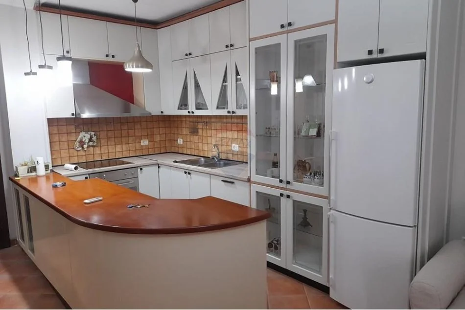 Tirane, jepet me qera apartament 2+1 Kati 8, 99 m² 550 € (Rruga e Dibrës - Selvia)