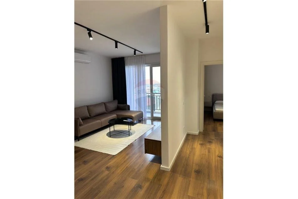 Tirane, jepet me qera apartament 1+1 , 60 m² 500 € (Shkolla e Bashkuar)