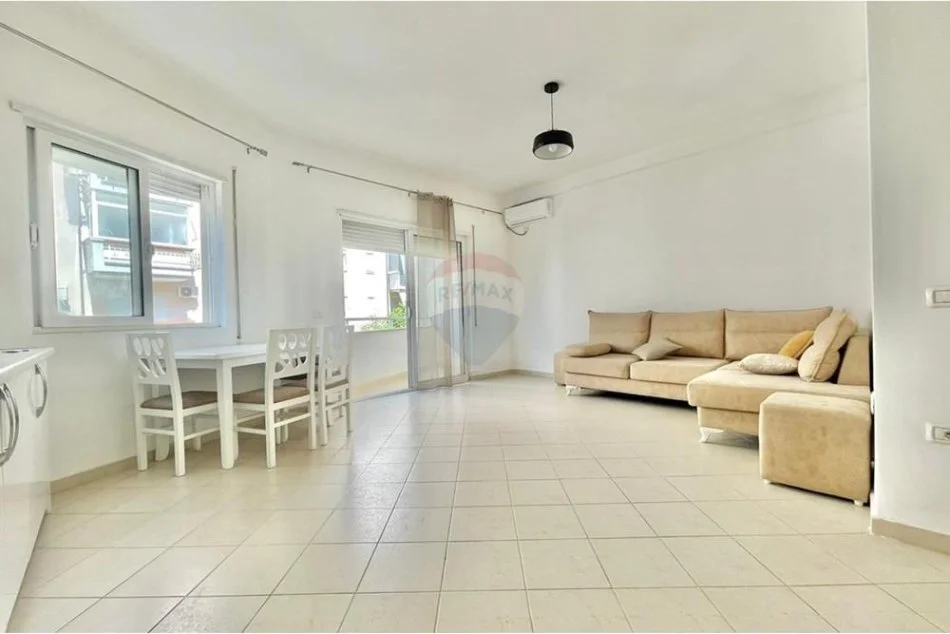 Tirane, jepet me qera apartament 1+1+Ballkon Kati 1, 64 m² 300 € (Rruga e Dajtit)