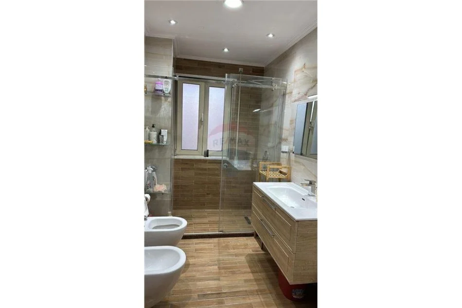 Tirane, jepet me qera 1+1+Ballkon Kati 2, 115 m² 750 € (Don Bosko)