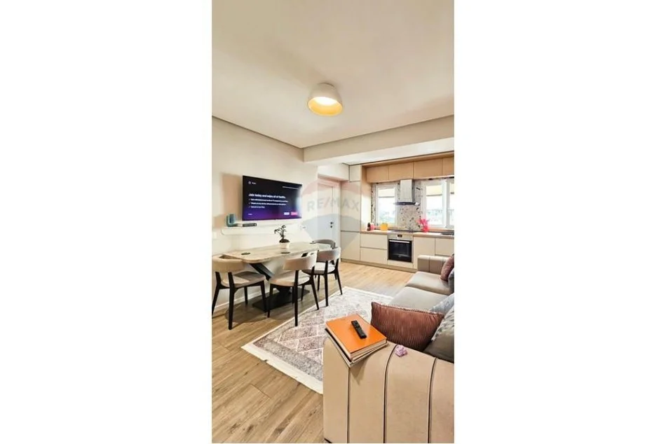 Tirane, shitet apartament 1+1 Kati 5, 60 m² 235.000 € (Shitet Apartament 1 +1 - Bllok.)