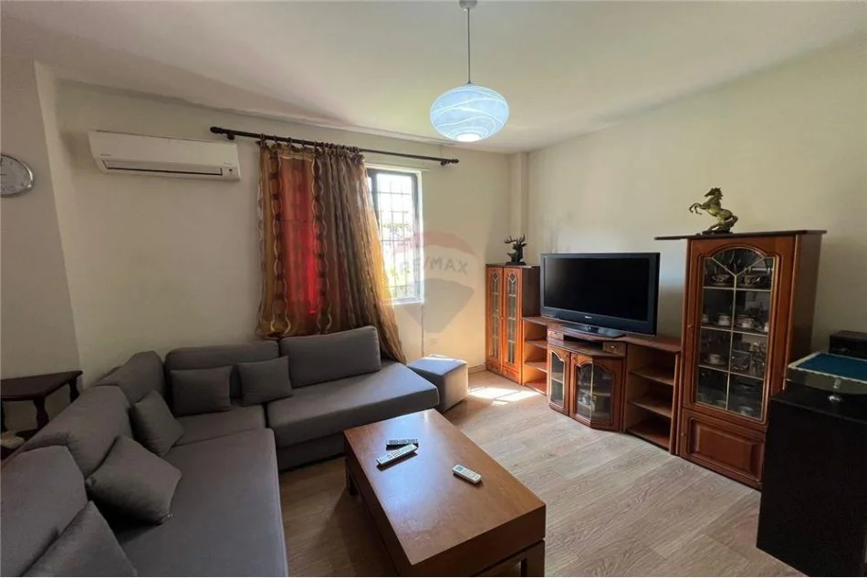 Tirane, jepet me qera apartament 2+1 Kati 1, 90 m² 450 € (Apartament 2+1 me qira ne Rrugen Ramazan Bogdani)