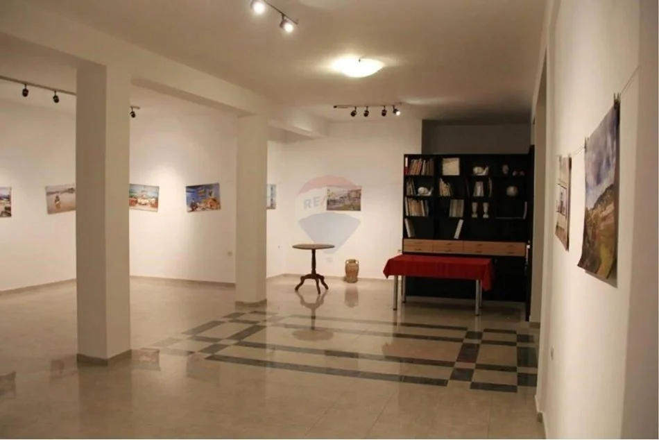 Tirane, jepet me qera zyre Kati 1, 370 m² 1.800 € (Ofrojme ambjent per zyra prane Rruges se Kavajes!)