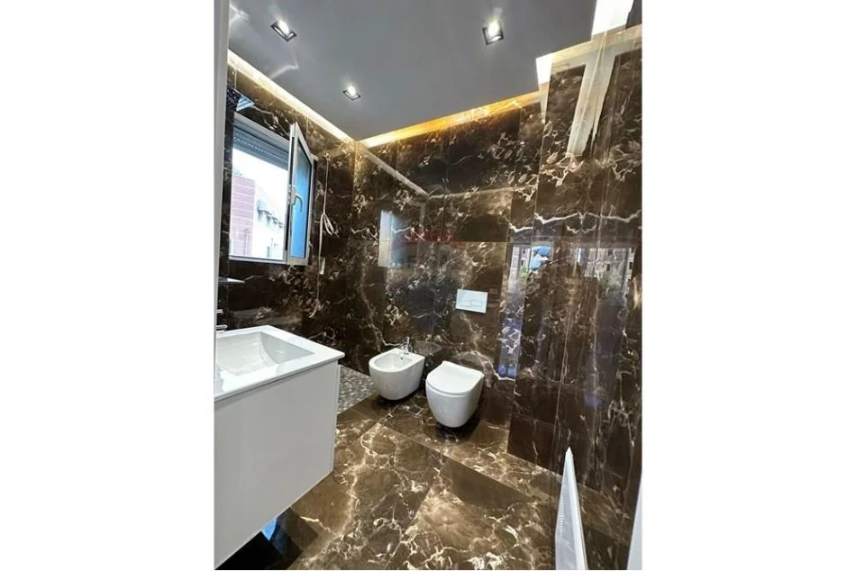 Tirane, shitet apartament 2+1+Ballkon Kati 2, 121 m² 210.000 € (Kopshti Botanik, Pami)