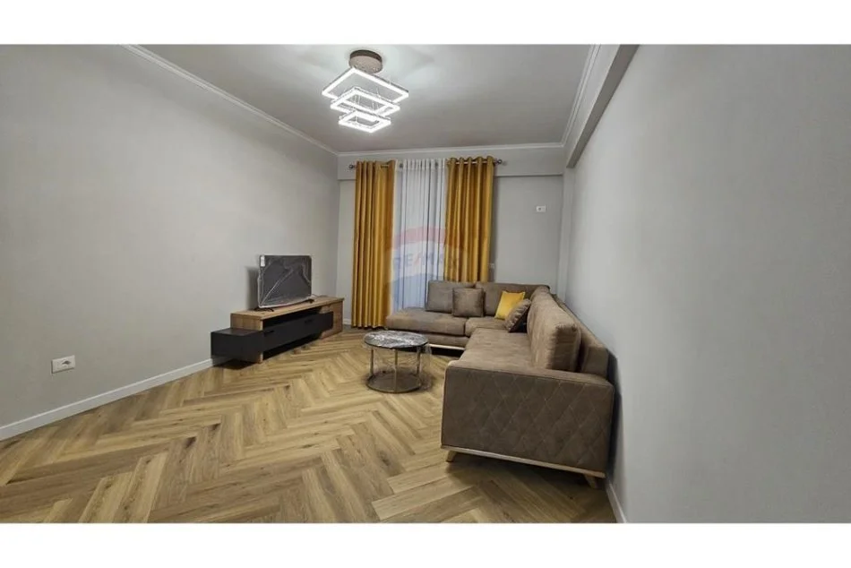 Tirane, jepet me qera apartament 1+1 Kati 3, 64 m² 700 € (Pazari i Ri - Rruga e Barrikadave)