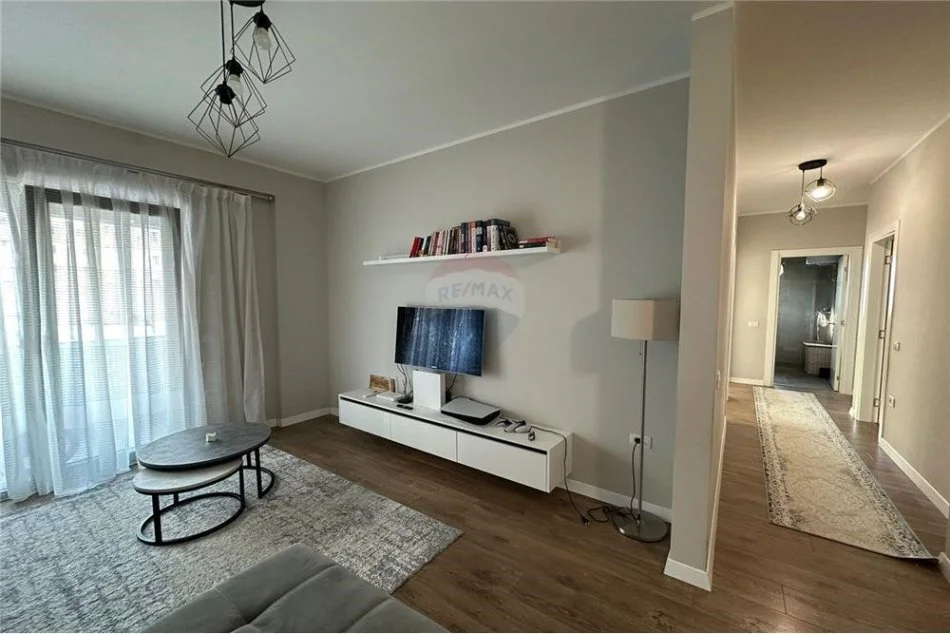Tirane, jepet me qera apartament 2+1 Kati 1, 117 m² 750 € (App (2+1+2) plus postparkimi me qira, "Oasis")