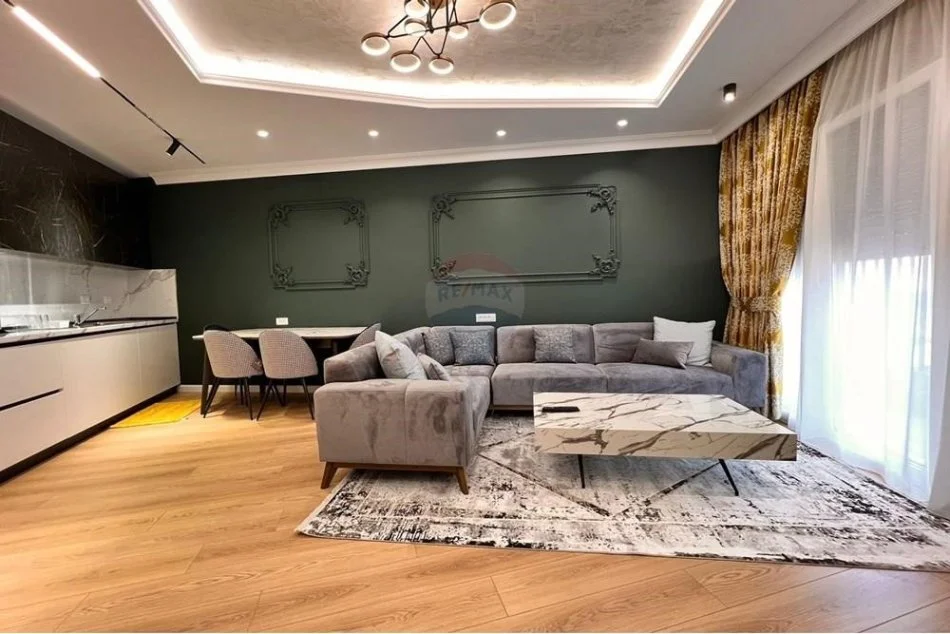 Tirane, jepet me qera apartament 2+1 Kati 5, 114 m² 1.300 € (Apartament 2+1+2 plus post parkimi me qira)