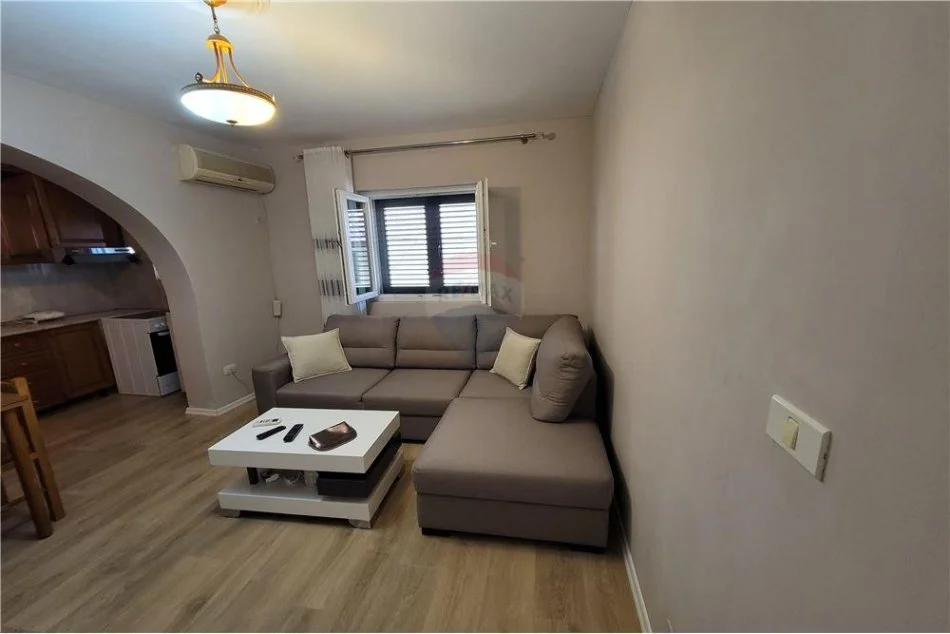 Tirane, jepet me qera apartament 1+1 Kati 1, 81 m² 500 € (Rruga Pjeter Budi - Qyteti Studenti,)