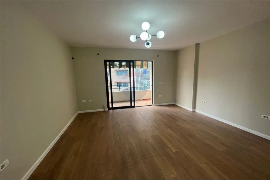 Tirane, shitet apartament 2+1 Kati 5, 90 m² 185.000 € (Rruga e Saraceve - Pazari i Ri)