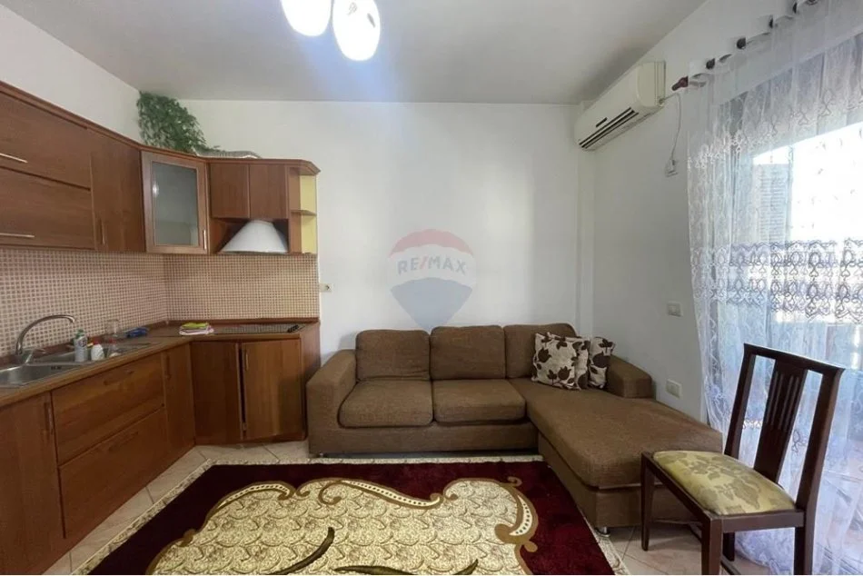 Tirane, jepet me qera apartament 1+1 Kati 4, 60 m² 300 € (Prane restorant freskut)