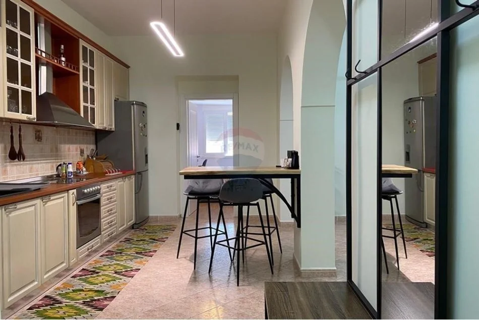 Tirane, jepet me qera apartament 3+1 Kati 1, 95 m² 850 € (Apartament 3+1 per qira tek Vasil Shanto!)