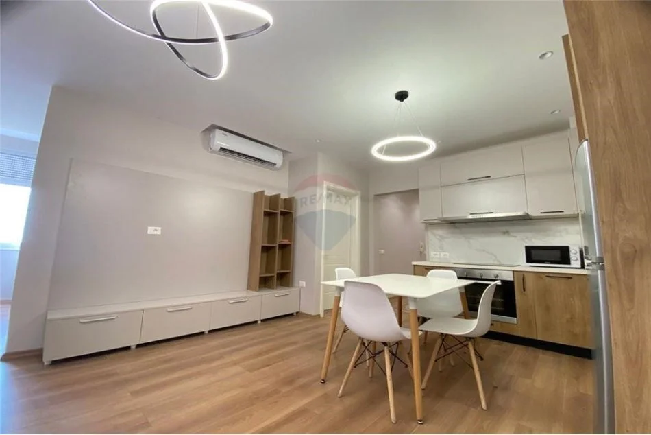 Tirane, jepet me qera apartament 1+1 Kati 10, 87 m² 850 € (Apartament 2+1+2 me qira perballe Delijorgjit !!)