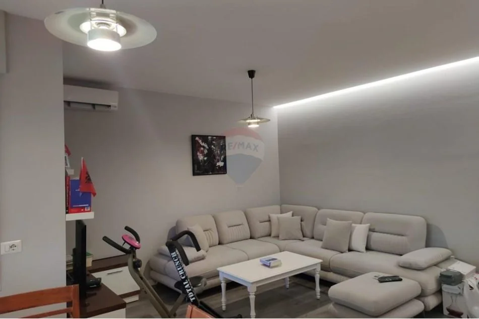 Tirane, jepet me qera apartament 1+1 Kati 5, 70 m² 600 € (Komuna e Parisit - Kristal Center,)