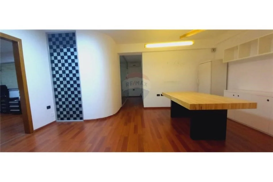 Tirane, jepet me qera zyre Kati 2, 156 m² 2.000 € (Jepet per Qira Zyre ne Bllok , Tirane !)