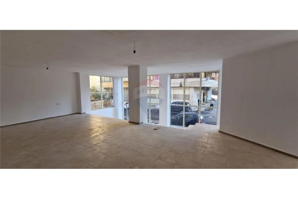Tirane, jepet me qera ambjent biznesi Kati 0, 125 m² 800 € (Ambjent Komercial me QIRA)