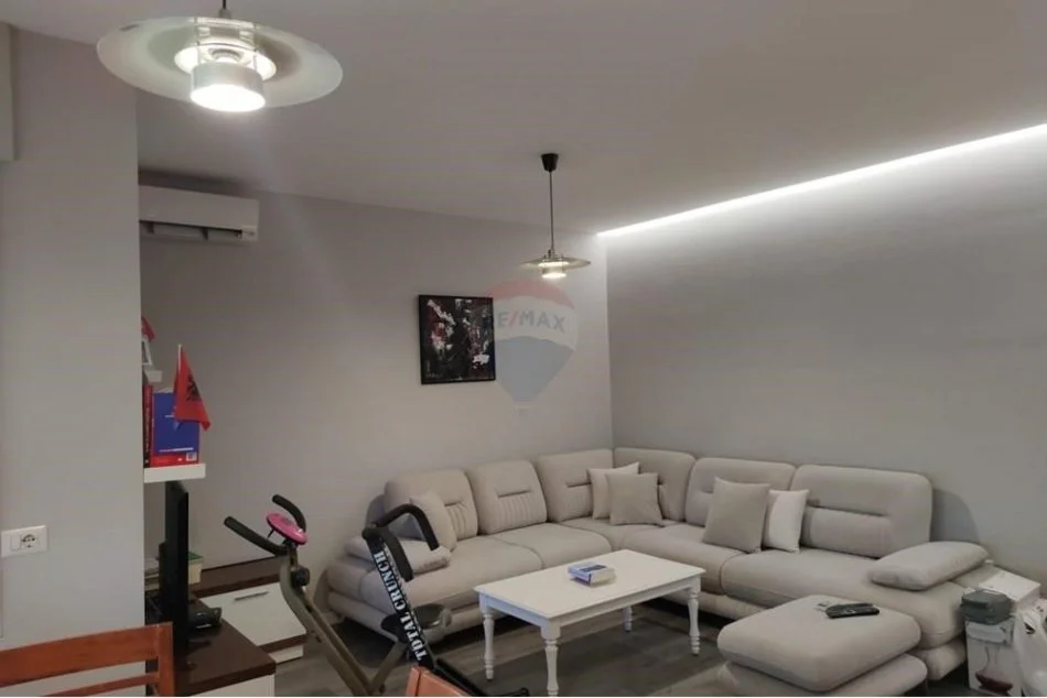 Tirane, jepet me qera 1+1 Kati 6, 70 m² 600 € (Apartament 1+1 Me Qira,Komuna e Parisit.)