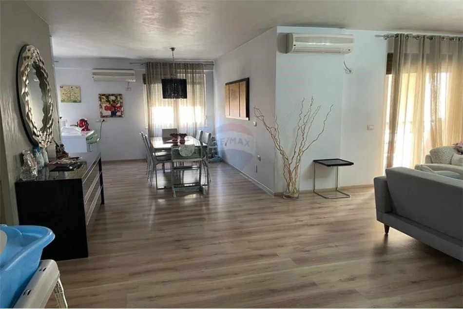 Tirane, jepet me qera apartament 2+1 Kati 3, 120 m² 800 € (Apartament 2+1+post parkimi me qira tek Selvia)