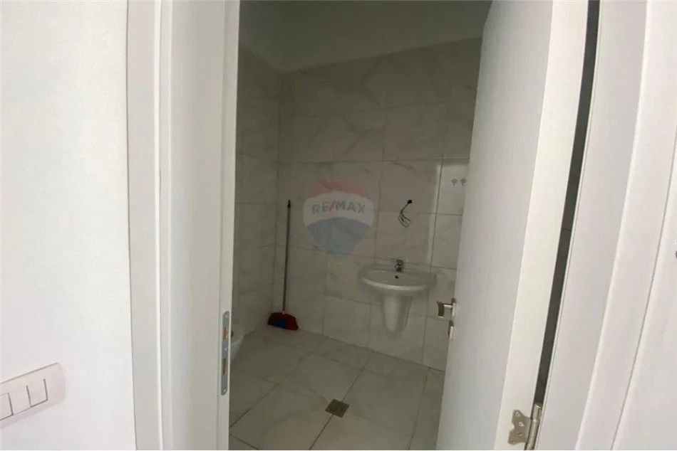 Tirane, jepet me qera dyqan Kati 0, 45 m² 500 € (Sali Butka)