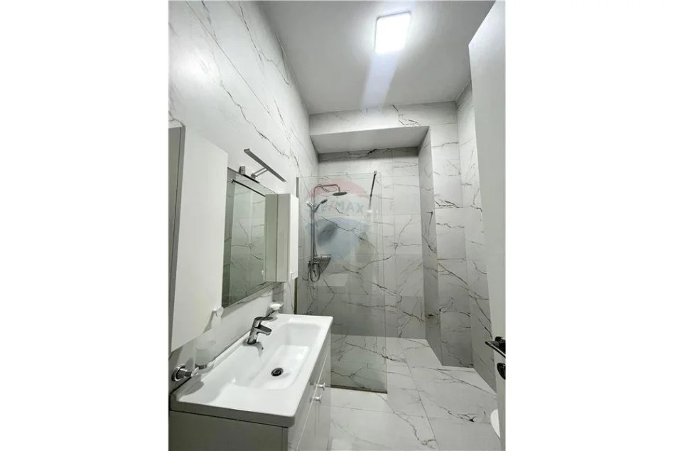 Tirane, jepet me qera 2+1+Ballkon Kati 8, 110 m² 1.200 € (Rruga e Kavajes)