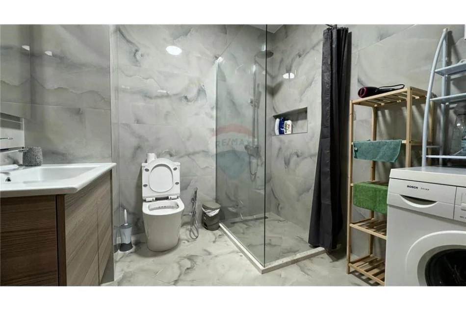 Tirane, jepet me qera 2+1+Ballkon Kati 6, 98 m² 900 € (Rruga e Elbasanit)