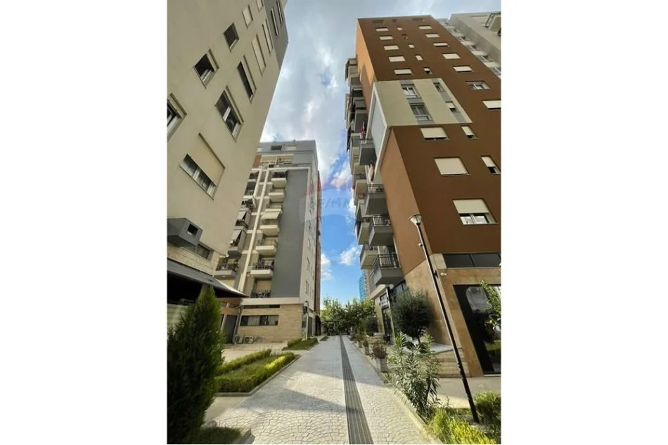 Tirane, shitet apartament Kati 10, 74 m² 125.000 € (Fusha e Aviacionit,)