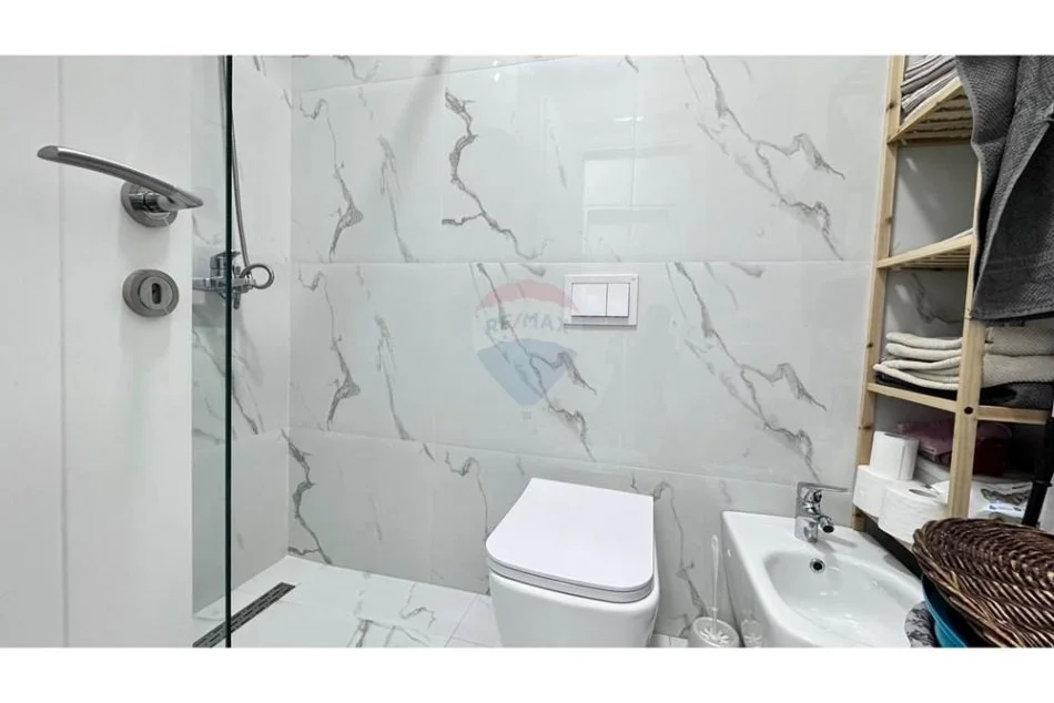 Tirane, jepet me qera 1+1+Ballkon Kati 3, 72 m² 600 € (Liqeni i Thate)