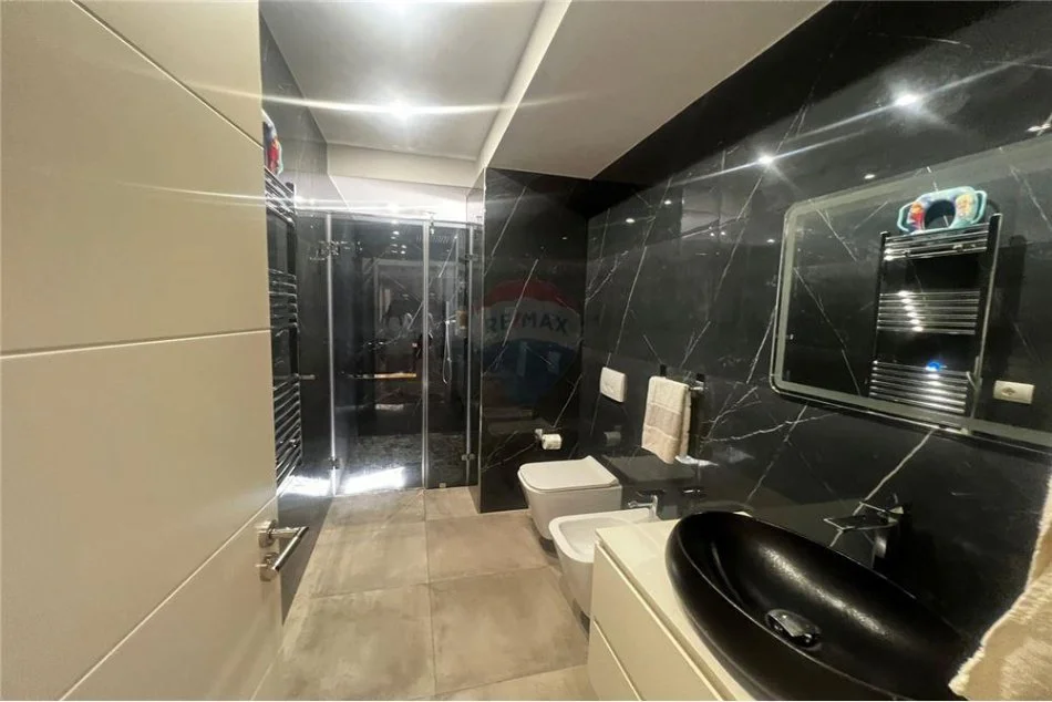 Tirane, jepet me qera apartament 2+1+Ballkon Kati 5, 98 m² 1.200 € (Bllok)