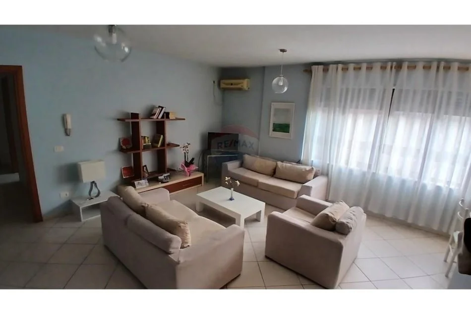 Tirane, jepet me qera apartament 2+1+Aneks+Ballkon Kati 9, 114 m² 800 € (Rruga e Barrikadave - Qendër)