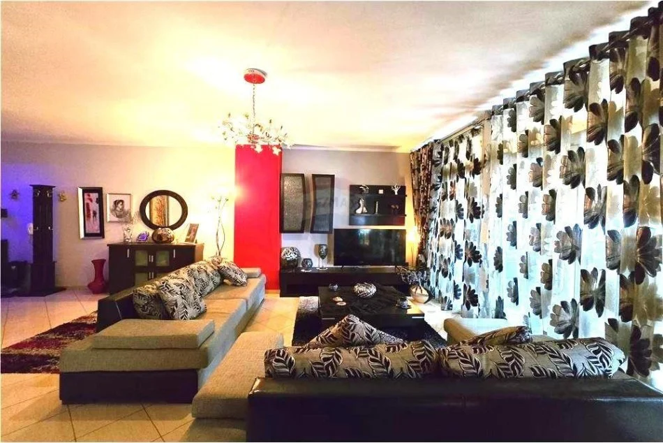 Tirane, jepet me qera apartament 2+1 Kati 6, 120 m² 900 € (Apartament 2+1 per qira tek Rruga e Barrikades !)