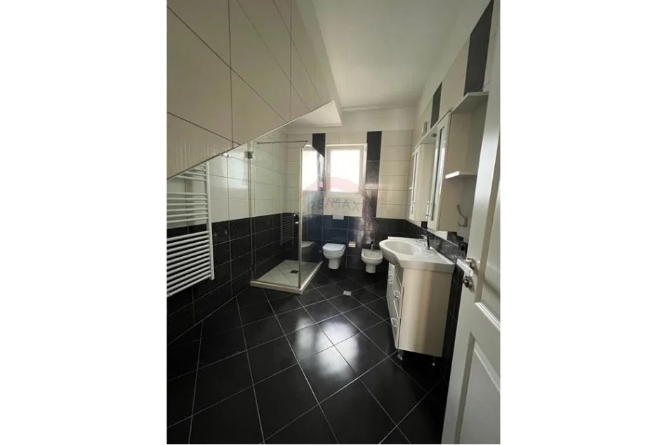 Tirane, jepet me qera 5+1+Ballkon Kati 0, 2.000 m² 2.000 € (TEG)