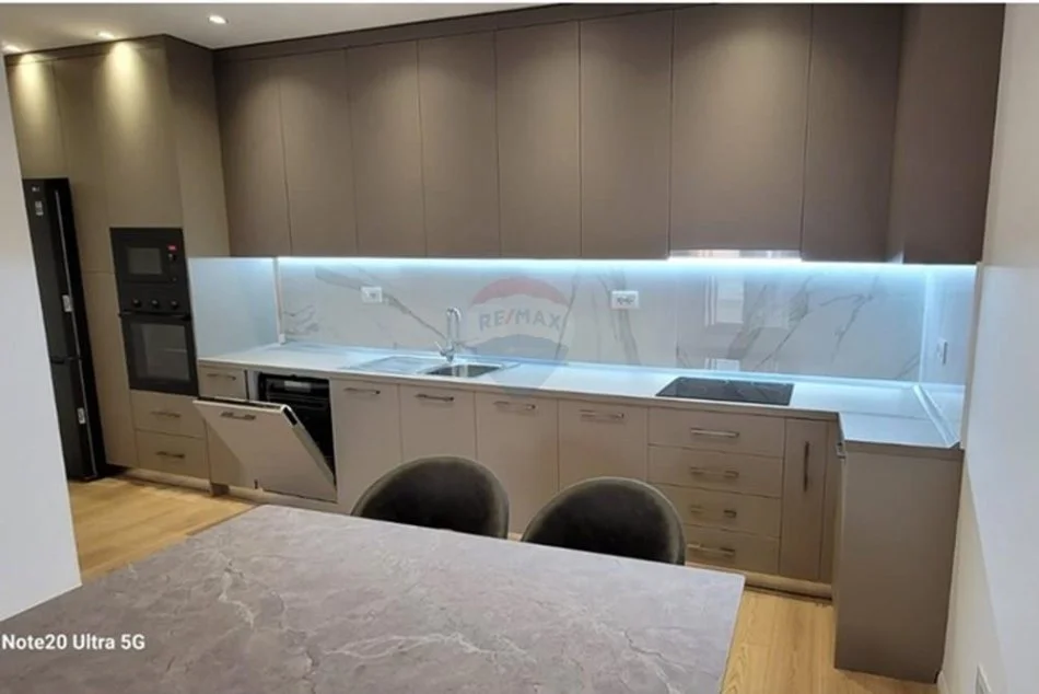 Tirane, jepet me qera apartament 2+1 Kati 3, 98 m² 650 € (Kopshti Botanik)