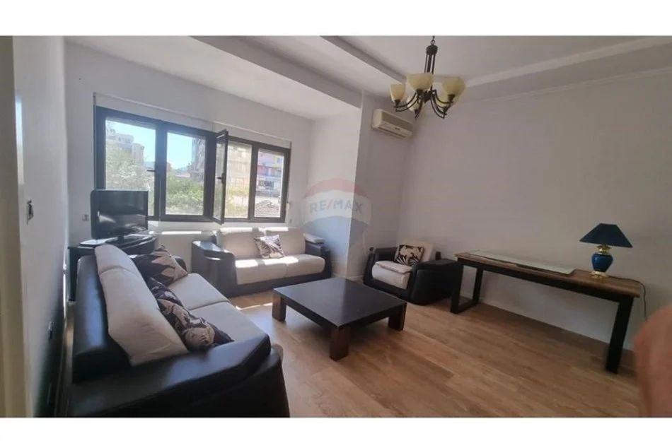 Tirane, jepet me qera apartament 1+1 , 50 m² 500 € (JEPET GARSONIERE ME QIRA)