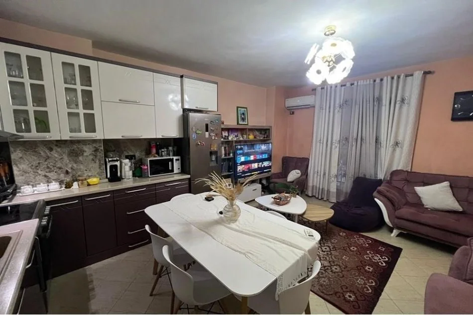 Tirane, jepet me qera apartament 2+1 , 85 m² 450 € (Apartament 2+1 me qira prane Concord, Rruga 5 Maji)
