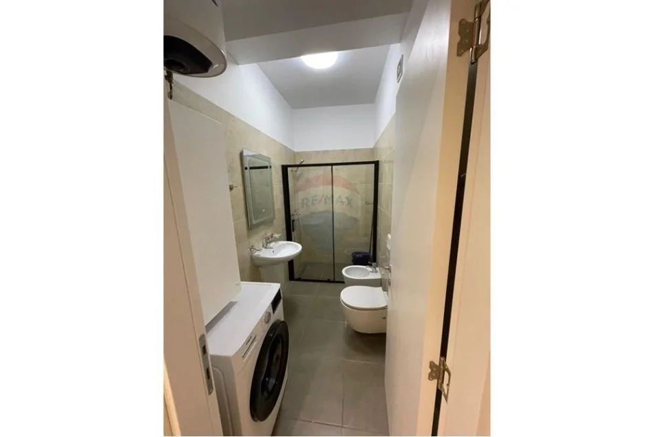 Tirane, jepet me qera 1+1+Ballkon Kati 3, 65 m² 600 € (Ish Fusha e Aviacionit)